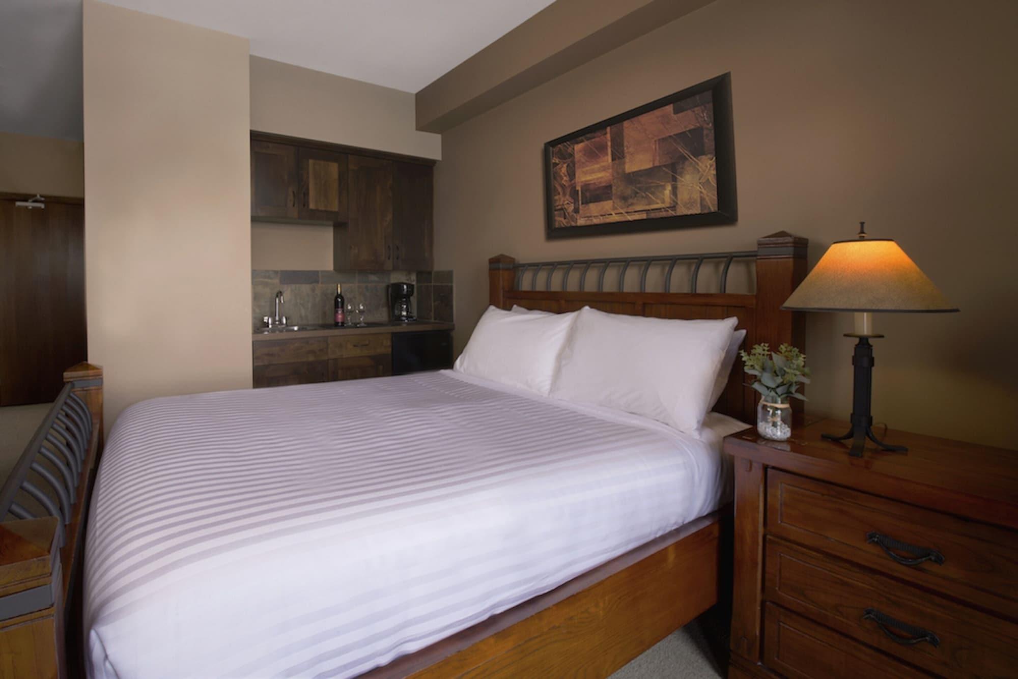 Glacier Mountaineer Lodge Golden Exteriér fotografie