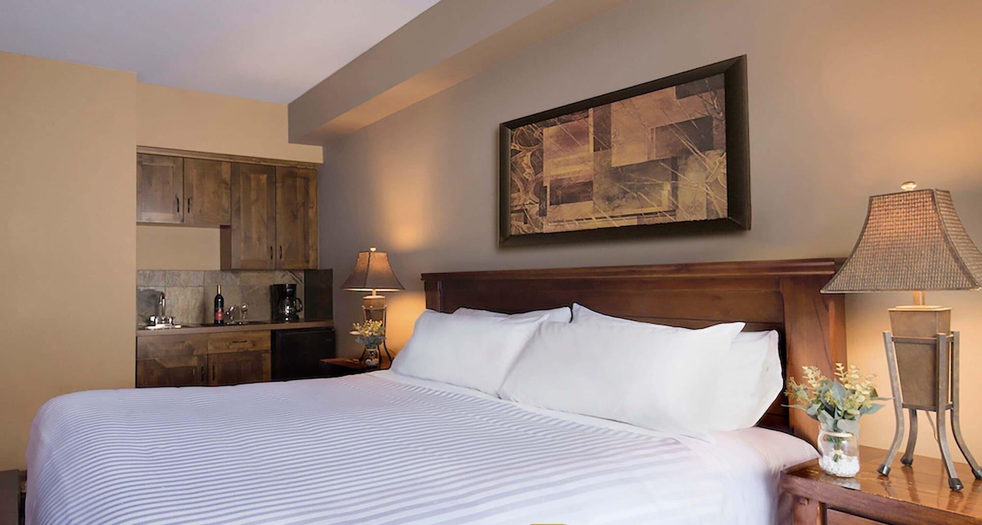 Glacier Mountaineer Lodge Golden Exteriér fotografie