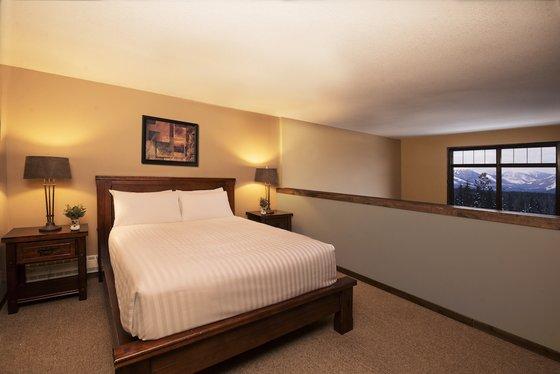 Glacier Mountaineer Lodge Golden Pokoj fotografie