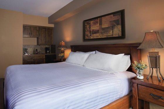 Glacier Mountaineer Lodge Golden Pokoj fotografie