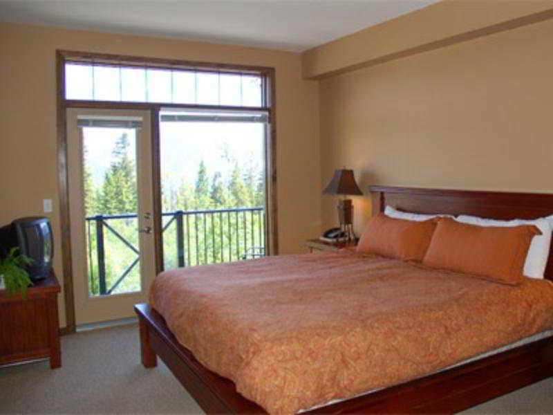 Glacier Mountaineer Lodge Golden Pokoj fotografie