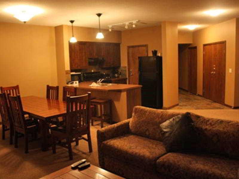Glacier Mountaineer Lodge Golden Pokoj fotografie